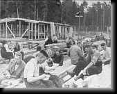 Obed prvnich veznu pri vystavbe tabora, zari 1939. * 450 x 356 * (34KB)